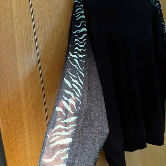 Navy Mint Velvet v neck jumper with detailed sleeves - Picture 4 of 6